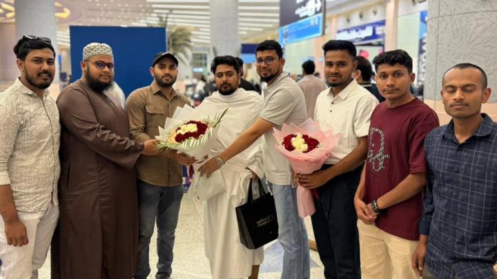 ওমরাহ করতে সৌদি আরবে পৌঁছেছেন নাহিদ ইসলাম